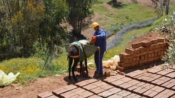 Discover Atlas Ecosite, a sustainable mountain retreat in Amizmiz. Stay in eco-friendly rooms or Saharan tents at 1200m altitude with stunning views.